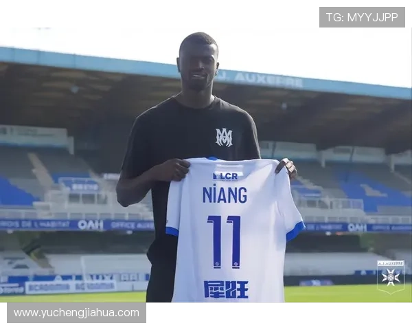 17岁塞内加尔中场达博试训曼联表现出色引发关注